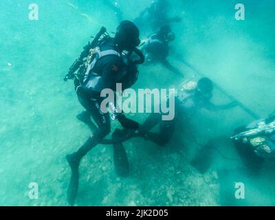 Mitglieder der U.S. Naval Special Warfare Task Unit Europe (NSWTU-E) führen Tauchgänge an der Seite der kroatischen Zapovjedništvo Specialjalnih Snaga (ZSS) in Split, Kroatien, 15. April 2022 durch. Für die kroatische ZSS ist Joint Combined Exchange Training oder JCET mit Partnerländern keine Seltenheit. Die ZSS wurde 2000 als Spezialeinsatzbataillon gegründet und hat seitdem an mehreren Operationen teilgenommen, darunter auch an Stationen in Afghanistan als Teil der Internationalen Sicherheitsunterstützungstruppe (ISAF) der NATO. (USA Armeefoto von Sgt. Patrik Orcutt) Stockfoto