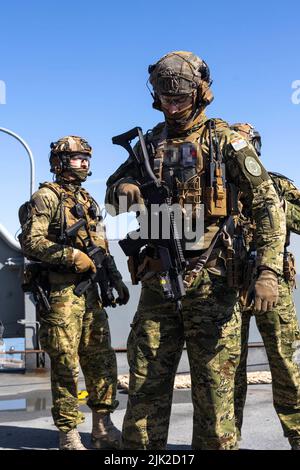 Die kroatische Zapovjedništvo Specialjalnih Snaga (ZSS) und Mitglieder der U.S. Naval Special Warfare Task Unit Europe (NSWTU-E) führen in Split, Kroatien, am 14. April 2022, eine Ausbildung zum Schiffahrtsbesuch, zum Vorstand, zur Suche und zur Beschlagnahme durch. Für die kroatische ZSS ist Joint Combined Exchange Training oder JCET mit Partnerländern keine Seltenheit. Die ZSS wurde 2000 als Spezialeinsatzbataillon gegründet und hat seitdem an mehreren Operationen teilgenommen, darunter auch an Stationen in Afghanistan als Teil der Internationalen Sicherheitsunterstützungstruppe (ISAF) der NATO. (USA Armeefoto von Sgt. Patrik Orcutt) Stockfoto