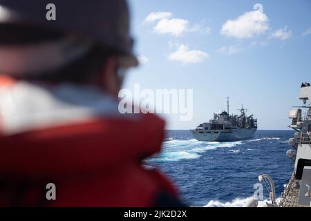 220711-N-QI593-1022 MITTELMEER (11. Juli 2022) USS Bainbridge (DDG 96) nähert sich der USNS-Versorgung (T-AOE-6) während einer Auffüllung auf See im Mittelmeer, 11. Juli 2022. Bainbridge befindet sich im geplanten Einsatzgebiet der US Naval Forces Europe, das von der Sechsten Flotte der USA eingesetzt wird, um die Interessen der USA, der Alliierten und der Partner zu verteidigen. (USA Navy Foto von Mass Communication Specialist 3. Klasse Elexia Morelos) Stockfoto