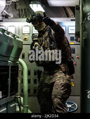 Ein Mitglied der Naval Special Warfare Task Unit Europe (NSWTU-E) gab das „alles klare“ Zeichen, während er zusammen mit dem kroatischen Zapovjedništvo Specialjalnih Snaga (ZSS) am 14. April 2022 eine Ausbildung zum Schifffahrtsbesuch, zur Suche und zur Beschlagnahme (VBSS) in Split, Kroatien, durchführte. Für die kroatische ZSS ist Joint Combined Exchange Training oder JCET mit Partnerländern keine Seltenheit. Die ZSS wurde 2000 als Spezialeinsatzbataillon gegründet und hat seitdem an mehreren Operationen teilgenommen, darunter auch an Stationen in Afghanistan als Teil der Internationalen Sicherheitsunterstützungstruppe (ISAF) der NATO. (U. Stockfoto