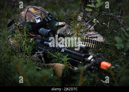 U.S. Army Pvt. Jaron Musselman, ein Kavalleriescout mit der 4.. Staffel, 10. Kavallerie-Regiment, 3. Panzerbrigade-Kampfteam, 4. Infanterie-Division, führt im Rahmen der multinationalen Trainingsübung „Vigilant Fox“, die am 27. Juli in Niinisalo, Finnland, stattfand, die Perimeter-Sicherheit durch. 2022. Das Kampfteam der 3. Panzerbrigade, die 4. Infanterie-Division sowie finnische und britische Armeeeinheiten trainierten in Finnland, um die Beziehungen und Interoperabilität zwischen den Nationen weiter zu stärken. (USA Foto der Armee-Nationalgarde von Sgt. Agustín Montañez) Stockfoto