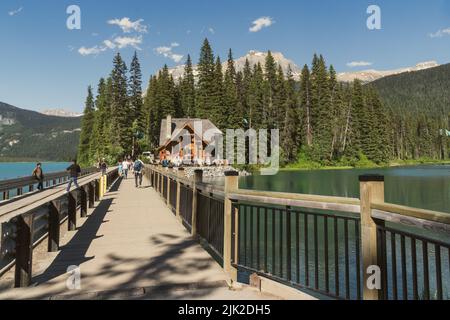 British Columbia, Kanada - 11. Juli 2022: Brücke über den Emerald Lake, die im Sommer zur Lodge und zum Restaurant führt Stockfoto