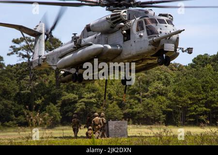 US-Marineinfanteristen werden zum Kampf gegen das Logistik-Bataillon 24, 2D Marine Logistics Group und ein CH-53E Super Hengst, der dem Marine Heavy Helicopter Squadron 366, 2D Marine Aircraft Wing zugeordnet ist, führen im Rahmen von Hide and Seek Exercise im Marine Corps Base Camp Lejeune, North Carolina, 27. Juli 2022, einen externen Aufzug durch. „Hide and Seek Exercise“ ist eine von 10. Marines, 2. Marine Division, veranstaltete Übung, die Teilnehmer in den Bereichen Signaturmanagement, Kommunikation, elektronische Kriegsführung, Cyberspace-Operationen und Sammlung, Verarbeitung und Verbreitung von Informationen ausbildet, um zukünftige Operationen zu ermöglichen Stockfoto