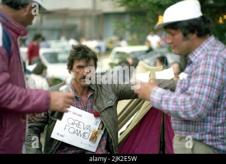 Bukarest, Rumänien, Mai 1990. Ein Mann im Hungerstreik während der "Golaniada", einem großen Anti-Kommunismus-Protest auf dem Universitätsplatz nach der rumänischen Revolution von 1989. Die Menschen versammelten sich täglich, um gegen die Ex-Kommunisten zu protestieren, die nach der Revolution die Macht übernahmen. Die Hauptforderung war, dass kein ehemaliges Parteimitglied bei den Wahlen im Mai 20. kandidieren darf. Stockfoto