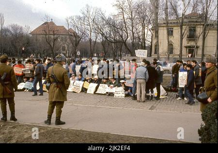 Bukarest, Rumänien, Januar 1990. Studenten im Hungerstreik, einen Monat nach der Revolution, die den Kommunismus gestrotschte, und protestierten gegen den obligatorischen Militärdienst. Stockfoto