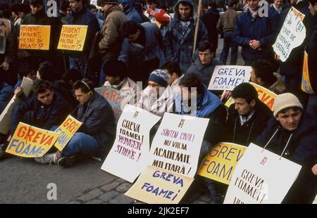 Bukarest, Rumänien, Januar 1990. Studenten im Hungerstreik, einen Monat nach der Revolution, die den Kommunismus gestrotschte, und protestierten gegen den obligatorischen Militärdienst. Stockfoto