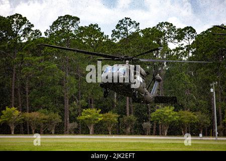 Fallschirmjäger, die Charlie Truppe, 1-73 Kavallerieregiment, 2. Brigade Combat Team, 82. Airborne Division zugeordnet sind, führen einen Luftangriff durch und führen die 'Last 100 Yards' Lane für den XVIII Airborne Corps Best Squad Competition auf Fort Stewart, GA, 28. Juli 2022. Während des Best Squad Competition wurden die Teilnehmer an einer Vielzahl von Themen getestet, darunter Landnavigation, Treffsicherheit, Unfallpflege, körperliche Fitness, Taktik für kleine Einheiten und Ausdauer. (USA Armee-Foto von SPC. Vincent Levelev) Stockfoto