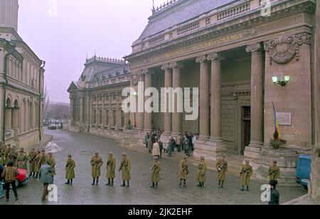 Bukarest, Rumänien, Januar 1990. Armee, die den Palast der Großen Nationalversammlung (Palatul Marii Adunări Naționale), Sitz der Legislative, in den Wochen nach der antikommunistischen Revolution von 1989 bewacht. Stockfoto