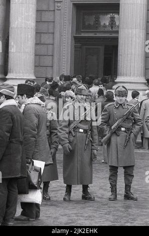 Bukarest, Rumänien, Januar 1990. Armee, die den Palast der Großen Nationalversammlung (Palatul Marii Adunări Naționale), Sitz der Legislative, in den Wochen nach der antikommunistischen Revolution von 1989 bewacht. Stockfoto