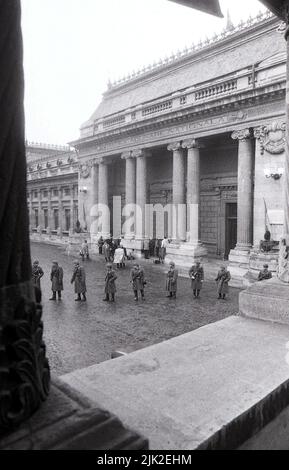 Bukarest, Rumänien, Januar 1990. Armee, die den Palast der Großen Nationalversammlung (Palatul Marii Adunări Naționale), Sitz der Legislative, in den Wochen nach der antikommunistischen Revolution von 1989 bewacht. Stockfoto