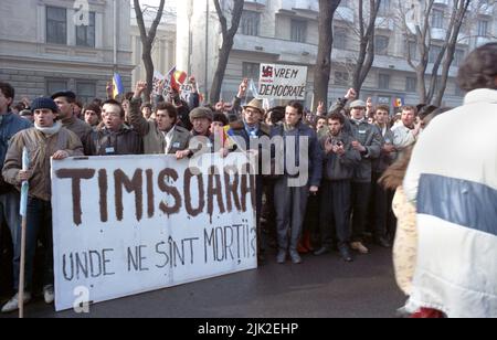 Bukarest, Rumänien, 28. Januar 1990. Einen Monat nach der antikommunistischen Revolution marschieren Anhänger der historischen (rechten) Parteien gegen das neue politische System, das sich hauptsächlich aus ehemaligen kommunistischen Funktionären zusammensetzt. Stockfoto