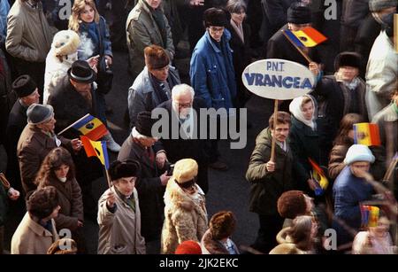 Bukarest, Rumänien, 28. Januar 1990. Einen Monat nach der antikommunistischen Revolution marschieren Anhänger der historischen (rechten) Parteien gegen das neue politische System, das sich hauptsächlich aus ehemaligen kommunistischen Funktionären zusammensetzt. Stockfoto