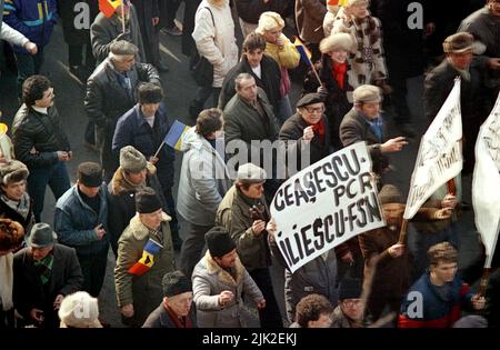 Bukarest, Rumänien, 28. Januar 1990. Einen Monat nach der antikommunistischen Revolution marschieren Anhänger der historischen (rechten) Parteien gegen das neue politische System, das sich hauptsächlich aus ehemaligen kommunistischen Funktionären zusammensetzt. Stockfoto