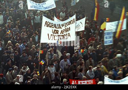 Bukarest, Rumänien, 28. Januar 1990. Einen Monat nach der antikommunistischen Revolution marschieren Anhänger der historischen (rechten) Parteien gegen das neue politische System, das sich hauptsächlich aus ehemaligen kommunistischen Funktionären zusammensetzt. Stockfoto