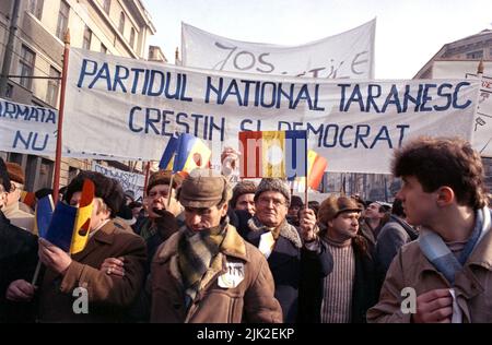 Bukarest, Rumänien, 28. Januar 1990. Einen Monat nach der antikommunistischen Revolution marschieren Anhänger der historischen (rechten) Parteien gegen das neue politische System, das sich hauptsächlich aus ehemaligen kommunistischen Funktionären zusammensetzt. Stockfoto