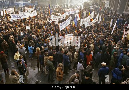 Bukarest, Rumänien, 28. Januar 1990. Einen Monat nach der antikommunistischen Revolution marschieren Anhänger der historischen (rechten) Parteien gegen das neue politische System, das sich hauptsächlich aus ehemaligen kommunistischen Funktionären zusammensetzt. Stockfoto