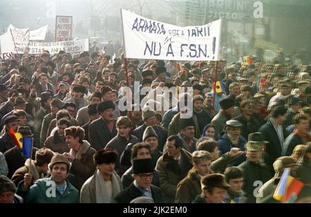 Bukarest, Rumänien, 28. Januar 1990. Einen Monat nach der antikommunistischen Revolution marschieren Anhänger der historischen (rechten) Parteien gegen das neue politische System, das sich hauptsächlich aus ehemaligen kommunistischen Funktionären zusammensetzt. Stockfoto