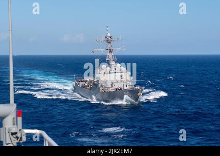 220718-N-MR124-1016 PAZIFISCHER OZEAN (18. Juli 2022) Arleigh Burke-Klasse der Lenkrakenzerstörer USS Chaffee (DDG-90), rechts, segelt neben Henry J. Kaiser-Klasse unterwegs Nachschuböler USNS Pecos (T-AO 197) für eine Betankung auf See während des Rim of the Pacific (RIMPAC) 2022, 18. Juli. 26 Nationen, 38 Schiffe, drei U-Boote, mehr als 170 Flugzeuge und 25.000 Mitarbeiter nehmen vom 29. Juni bis zum 4. August an RIMPAC in und um die Hawaii-Inseln und Südkalifornien Teil. RIMPAC ist die größte internationale maritime Übung der Welt und bietet eine einzigartige Trainingsmöglichkeit, während f Stockfoto