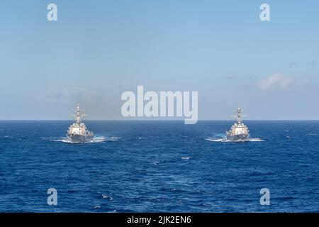 220718-N-MR124-1003 PAZIFISCHER OZEAN (18. Juli 2022) Arleigh Burke-Klasse Zerstörer USS Gridley (DDG-101), links, und Arleigh Burke-Klasse Lenkflugkörper Zerstörer USS Chaffee (DDG-90) segeln in Formation während Rim of the Pacific (RIMPAC) 2022, Juli 18. 26 Nationen, 38 Schiffe, drei U-Boote, mehr als 170 Flugzeuge und 25.000 Mitarbeiter nehmen vom 29. Juni bis zum 4. August an RIMPAC in und um die Hawaii-Inseln und Südkalifornien Teil. RIMPAC, die weltweit größte internationale maritime Übung, bietet eine einzigartige Ausbildungsmöglichkeit und fördert und unterstützt die kooperative Relatio Stockfoto