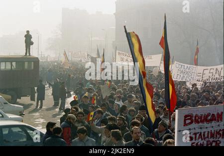 Bukarest, Rumänien, 28. Januar 1990. Einen Monat nach der antikommunistischen Revolution marschieren Anhänger der historischen (rechten) Parteien gegen das neue politische System, das sich hauptsächlich aus ehemaligen kommunistischen Funktionären zusammensetzt. Stockfoto