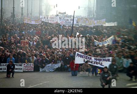 Bukarest, Rumänien, 28. Januar 1990. Einen Monat nach der antikommunistischen Revolution marschieren Anhänger der historischen (rechten) Parteien gegen das neue politische System, das sich hauptsächlich aus ehemaligen kommunistischen Funktionären zusammensetzt. Die Teilnehmer hielten für einen Moment des Gebets an. Stockfoto