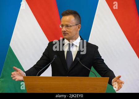 Budapest, Ungarn. 29.. Juli 2022. Peter Szijjarto, der ungarische Minister für auswärtige Angelegenheiten und Handel, spricht am 29. Juli 2022 bei einer Pressekonferenz in Budapest, Ungarn. Der chinesische Elektrofahrzeughersteller NIO baut sein erstes Werk in Übersee in Ungarn, informierten Zhang Hui, Vizepräsident von NIO Europe, und Peter Szijjarto, Minister für auswärtige Angelegenheiten und Handel, am Freitag hier. Quelle: Attila Volgyi/Xinhua/Alamy Live News Stockfoto