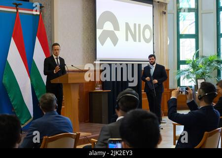 Budapest, Ungarn. 29.. Juli 2022. Peter Szijjarto (L, hinten), Minister für auswärtige Angelegenheiten und Handel, spricht während einer Pressekonferenz am 29. Juli 2022 in Budapest, Ungarn. Der chinesische Elektrofahrzeughersteller NIO baut sein erstes Werk in Übersee in Ungarn, informierten Zhang Hui, Vizepräsident von NIO Europe, und Peter Szijjarto, Minister für auswärtige Angelegenheiten und Handel, am Freitag hier. Quelle: Attila Volgyi/Xinhua/Alamy Live News Stockfoto