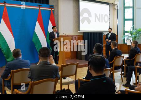 Budapest, Ungarn. 29.. Juli 2022. Zhang Hui, Vizepräsident von NIO Europe (L, hinten), spricht während einer Pressekonferenz am 29. Juli 2022 in Budapest, Ungarn. Der chinesische Elektrofahrzeughersteller NIO baut sein erstes Werk in Übersee in Ungarn, informierten Zhang Hui, Vizepräsident von NIO Europe, und Peter Szijjarto, Minister für auswärtige Angelegenheiten und Handel, am Freitag hier. Quelle: Attila Volgyi/Xinhua/Alamy Live News Stockfoto