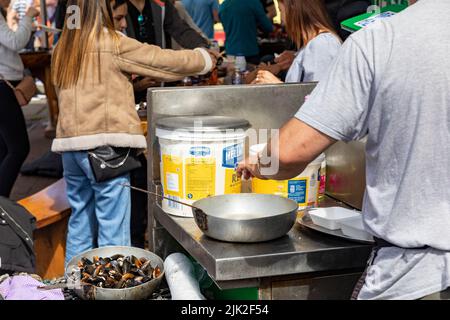 Seafood Hut Oban Pier und Hafen in Schottland, Koch Kochen Muscheln in Knoblauch und Weißwein für Kunden Kauf der lokalen Meeresfrüchte, Schottland, Großbritannien Stockfoto