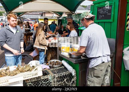 Seafood Hut Green Shack Oban Pier und Hafen in Schottland, Koch Kochen Muscheln in Knoblauch und Weißwein für Kunden Kauf der lokalen Meeresfrüchte, Schottland Stockfoto