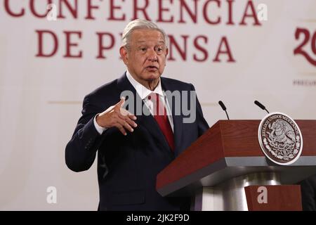 Mexiko-Stadt, Mexiko. 29.. Juli 2022. 29. Juli 2022, Mexiko-Stadt, Mexiko: Mexikos Präsident Andres Manuel Lopez Obrador trifft sich mit mexikanischen Medien, um ihre Fragen während seiner Daily Briefing Konferenz im Nationalpalast zu beantworten. Am 29. Juli 2022. Kredit: ZUMA Press, Inc./Alamy Live Nachrichten Stockfoto