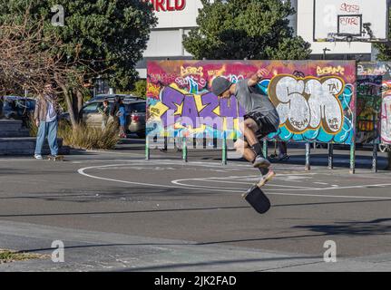 Skateboarder im Mittelsprung Stockfoto