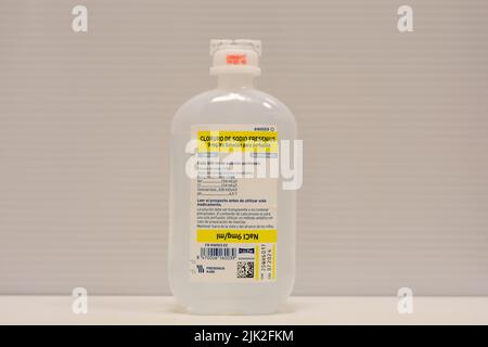 Fotografie einer Plastikflasche mit 500 ml sterilem physiologischem Serum (Natriumchlorid) zur intravenösen Infusion Stockfoto