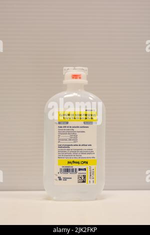 Fotografie einer Plastikflasche mit 500 ml sterilem physiologischem Serum (Natriumchlorid) zur intravenösen Infusion Stockfoto