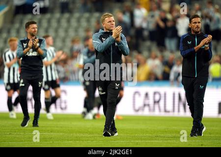 Newcastle-Manager Eddie Howe (Mitte) applaudiert den Fans nach dem letzten Pfiff in einem Freundschaftsspiel vor der Saison im St. James' Park, Newcastle. Bilddatum: Freitag, 29. Juli 2022. Stockfoto