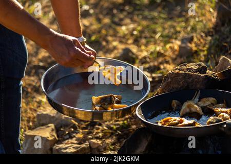 Fisch in Öl in einer Pfanne im Lager braten Stockfoto