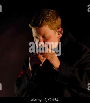 Wiltshire, Großbritannien. 29.. Juli 2022. Malmesbury Wiltshire. Womad Festival. Von dem britischen Dichter und Romancier Kae Tempest, der auf der Siam-Bühne auftrat. Kredit: charlie bryan/Alamy Live Nachrichten Stockfoto