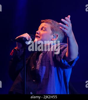 Wiltshire, Großbritannien. 29.. Juli 2022. Malmesbury Wiltshire. Womad Festival. Von dem britischen Dichter und Romancier Kae Tempest, der auf der Siam-Bühne auftrat. Kredit: charlie bryan/Alamy Live Nachrichten Stockfoto