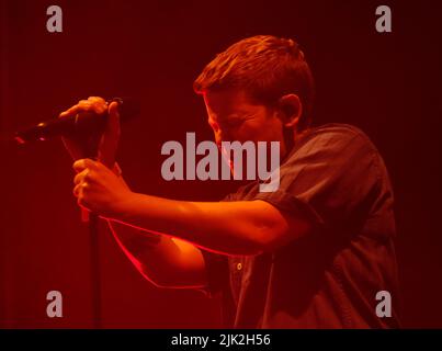 Wiltshire, Großbritannien. 29.. Juli 2022. Malmesbury Wiltshire. Womad Festival. Von dem britischen Dichter und Romancier Kae Tempest, der auf der Siam-Bühne auftrat. Kredit: charlie bryan/Alamy Live Nachrichten Stockfoto