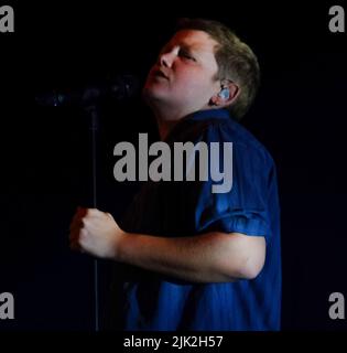 Wiltshire, Großbritannien. 29.. Juli 2022. Malmesbury Wiltshire. Womad Festival. Von dem britischen Dichter und Romancier Kae Tempest, der auf der Siam-Bühne auftrat. Kredit: charlie bryan/Alamy Live Nachrichten Stockfoto