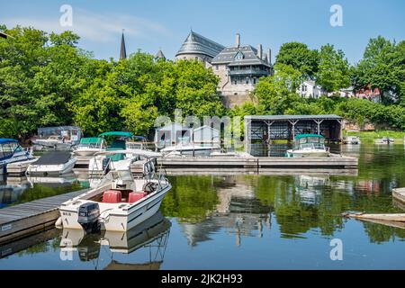 Jachthafen in der Innenstadt von Gananoque, Ontario, Kanada an einem sonnigen Tag. Stockfoto