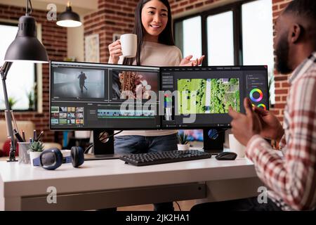 Verschiedene Freiberufler, die Filmmaterial am Computer bearbeiten, verwenden Filmbearbeitungssoftware mit Bild- und Soundeffekten. Arbeiten an der Post-Production-Montage, um kreative Inhalte auf der App zu erstellen. Stockfoto