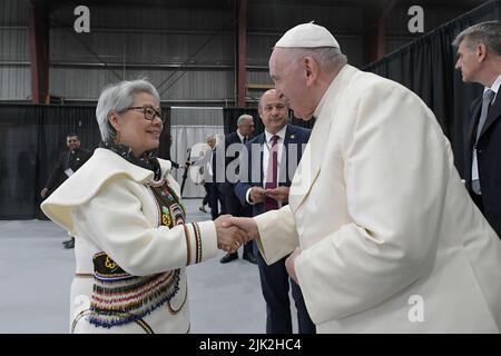 Iqaluit, Kanada. 29.. Juli 2022. Canada,Iqaluit,2022/07/29 Papst Franziskus kommt während seines Papstbesuchs in ganz Kanada in Iqaluit, Nunavut , Foto von Vatican Mediia / Catholic Press Photo . BESCHRÄNKT AUF REDAKTIONELLE VERWENDUNG - KEIN MARKETING - KEINE WERBEKAMPAGNEN. Kredit: Unabhängige Fotoagentur Srl/Alamy Live Nachrichten Stockfoto