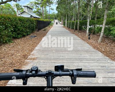 Watercolor, FL USA - 25. Juli 2022: Der hölzerne Wander- und Radweg in Watercolor, Florida. Stockfoto