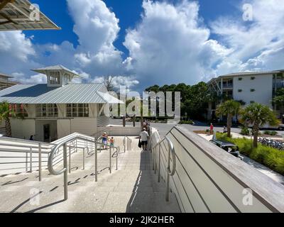 Watercolor, FL USA - 25. Juli 2022: Der Eingang zum Watercolor Community Club in Watercolor, Florida. Stockfoto