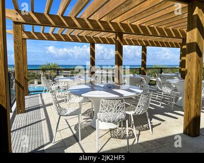 Watercolor, FL USA - 25. Juli 2022: Die Bar und das Restaurant im Watercolor Community Club in Watercolor, Florida. Stockfoto