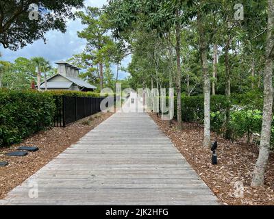 Watercolor, FL USA - 25. Juli 2022: Der hölzerne Wander- und Radweg in Watercolor, Florida. Stockfoto