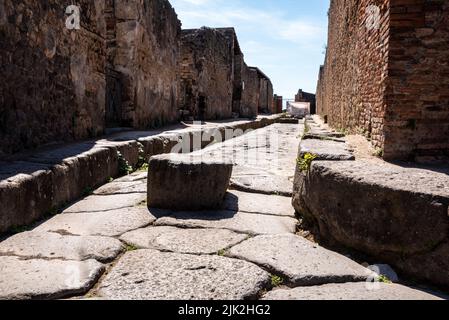 Eine Kreuzung einer typischen römischen Straße in der antiken Stadt Pompeji, Süditalien Stockfoto