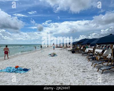 Watercolor, FL USA - 25. Juli 2022: Der Strand mit blauem Regenschirm und Liegestühlen im Watercolor Community Club in Watercolor, Florida. Stockfoto