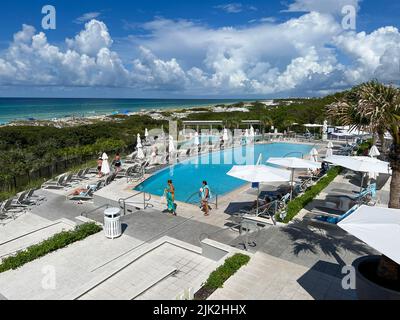 Watercolor, FL USA - 25. Juli 2022: Der Swimmingpool im Watercolor Community Club in Watercolor, Florida. Stockfoto